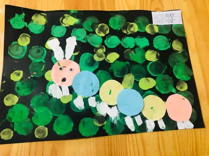 11月7日小班创意美术作品《毛毛虫》