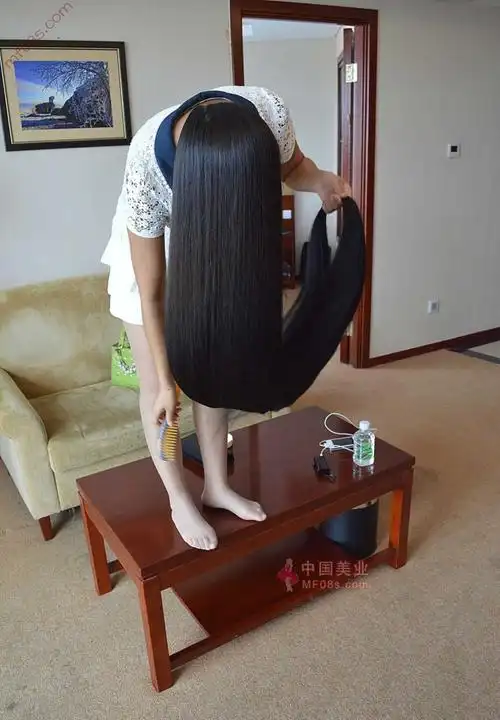 剪下苗条姑娘超长长发-爱的边缘228#(20) 剪发_中国长发