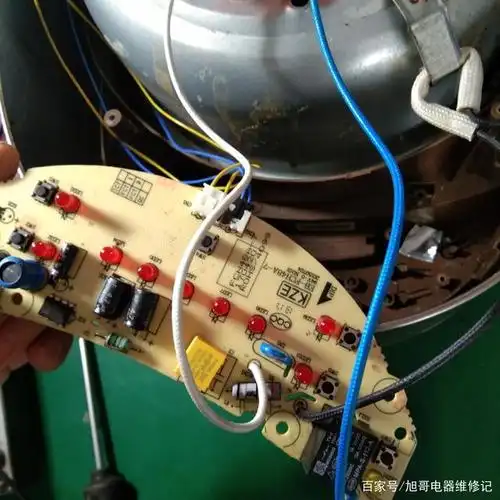 今天维修一台电饭煲,这个电饭煲进水,电源板烧坏