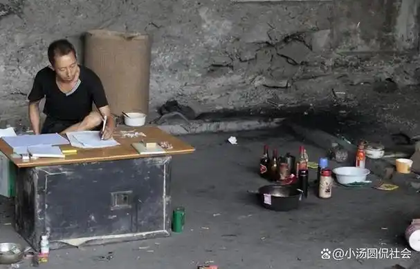 王成周的研究内容就是对双色球开奖号码的统计分析,他相信只要研究