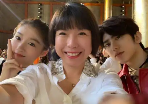 关晓彤要求蔡徐坤合照,姿势"亲密"引热议,鹿晗看了不吃醋吗?_网易订阅