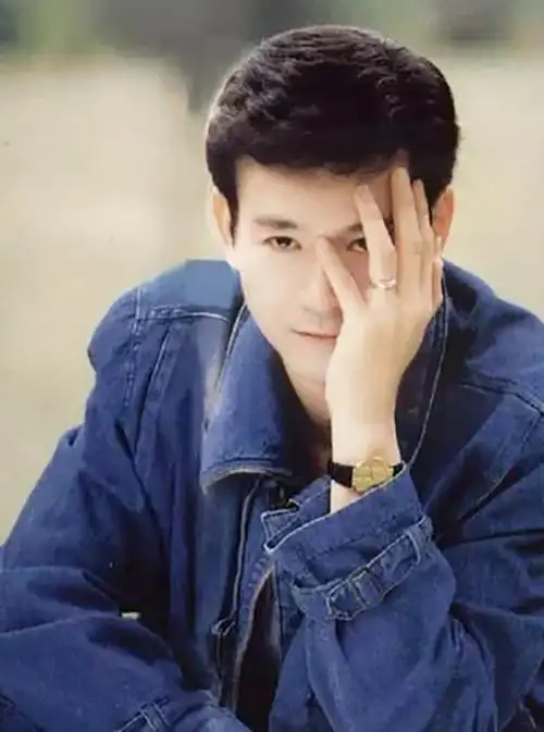 20多岁的郑少秋.