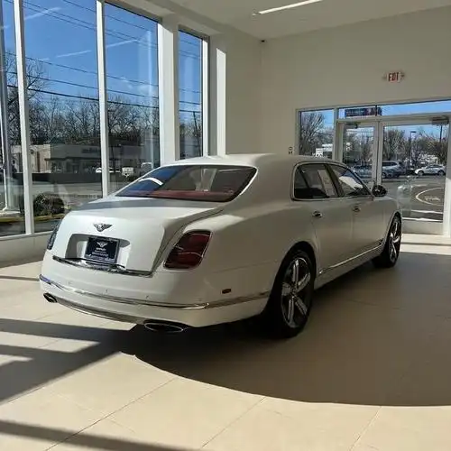 宾利慕尚实车,我一直觉得白色搭配是最好的色彩之一,更何况用在了眼前