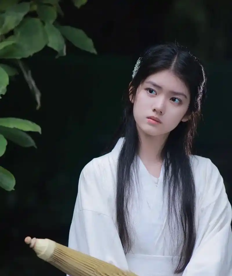 赵蕴卓和张婧仪是同一个类型,倔强小白花脸.适合演青春疼痛文学.