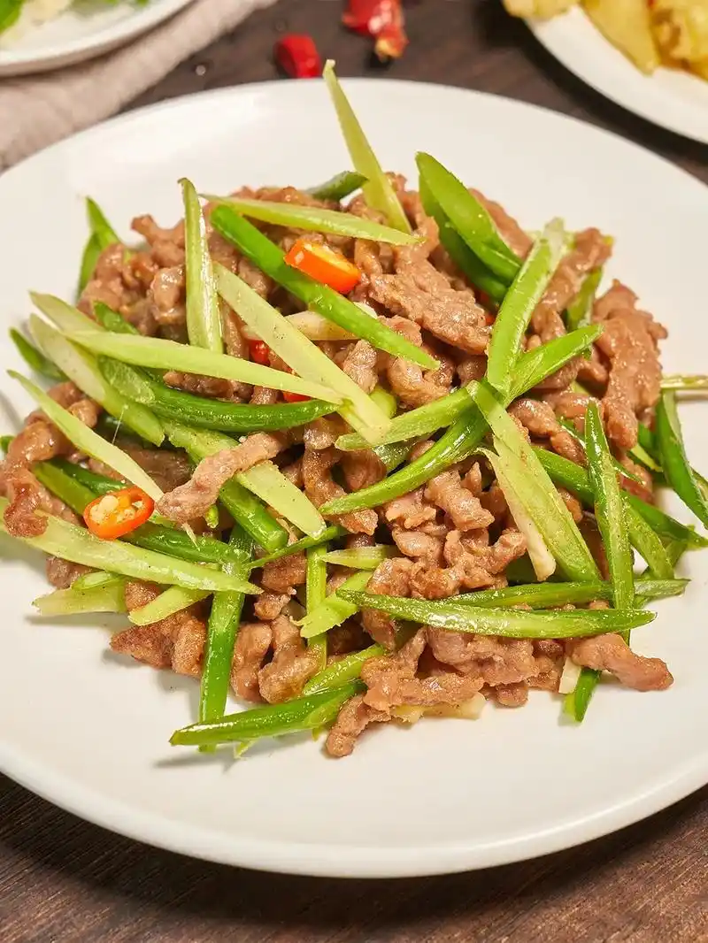 蒜苔炒牛肉丝.今天给大家分享一道蒜薹炒牛肉丝 准备牛肉丝20 - 抖音