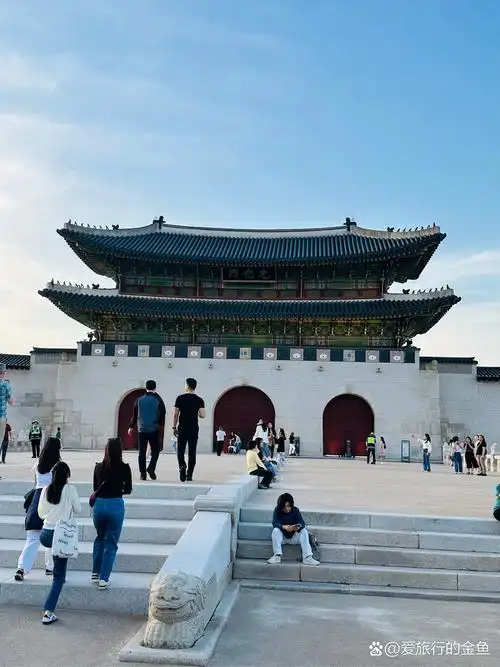 一直被吐槽的那个韩国舞狮的那个白,看看光化门外的石狮,是不是长得