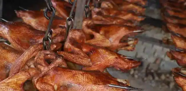 山东大叔用3个大土炉做美食,90年保持传统做法,一天要烤1400只_烤鸡