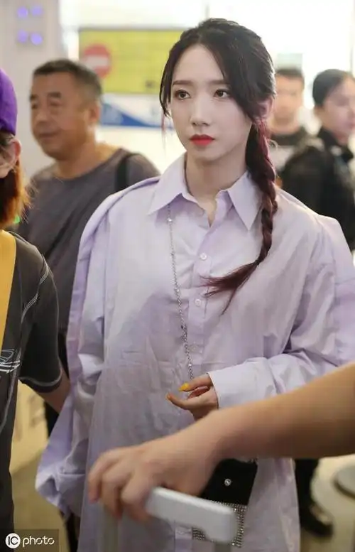 景甜秋冬甜美风大片藤系麻花辫展现复古美米色毛衣太温柔