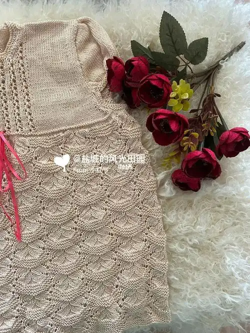 童年的宝宝线编织的小裙子,底边11号针起了240针,花样可以选自己喜欢