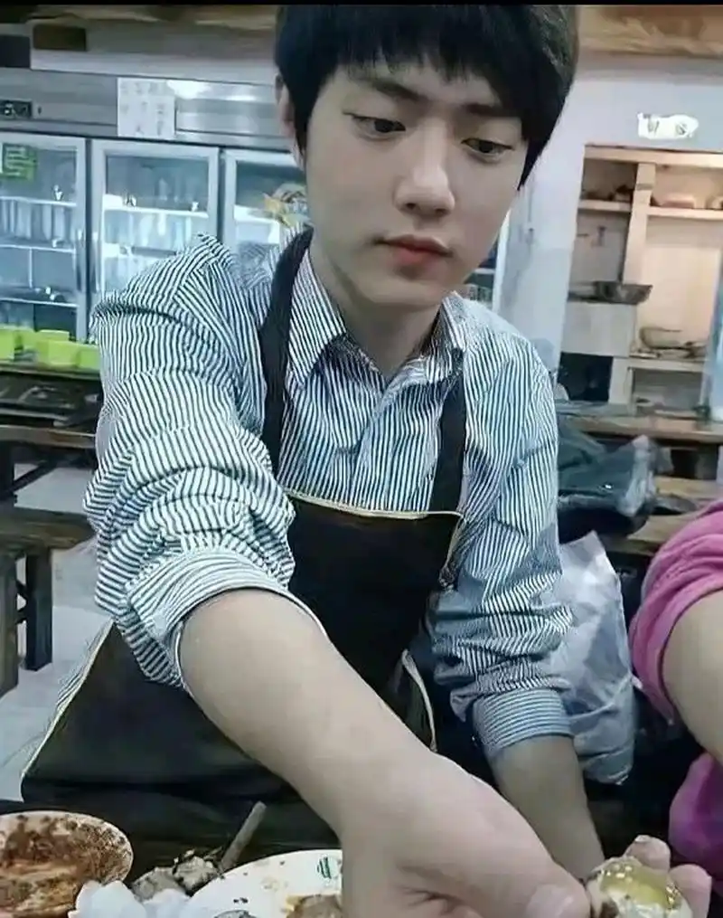 肖战零几年的自拍,看起来乖乖的好可爱[亲吻][色] 大学时期就已经是大