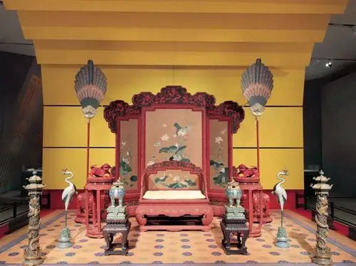 剔红嵌玉荷花纹屏风宝座等宫廷家具清代,乾隆年间(公元1736～1795年)