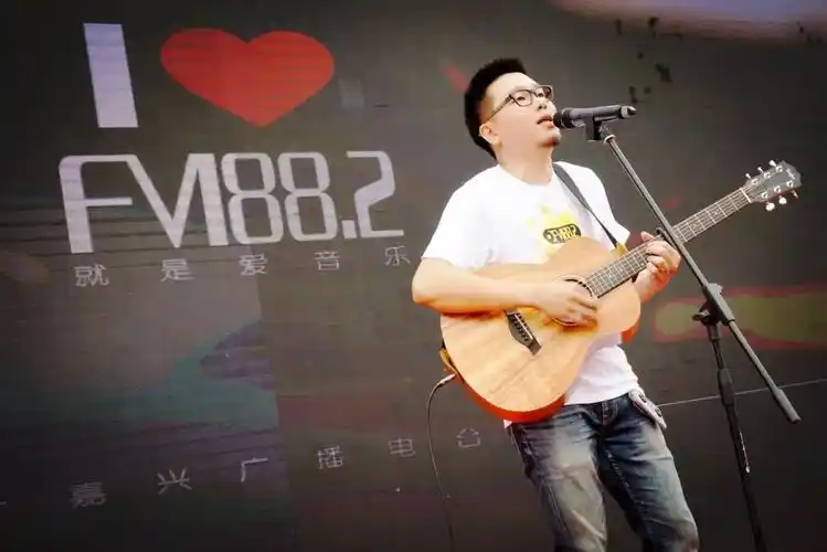 情歌王子呼斯乐,连续两天在汽车用品博览汇的现场上给大家献歌啦~常悦