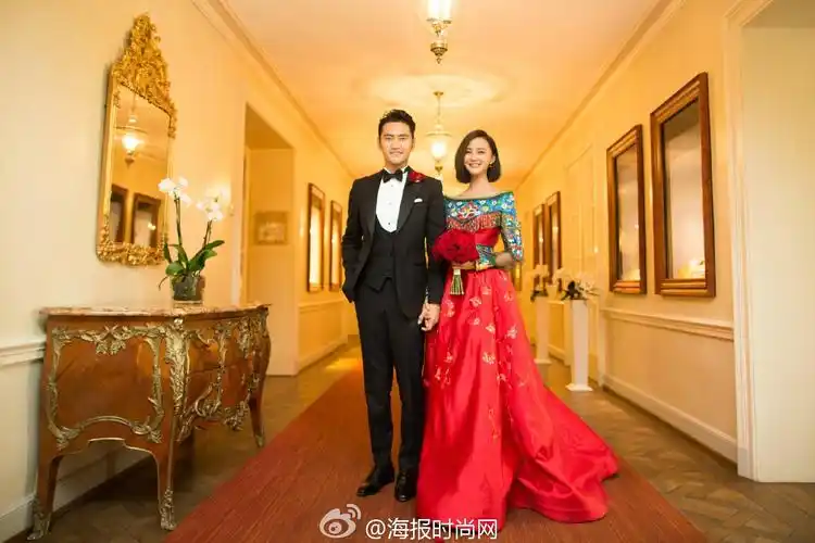 海报快讯##袁弘张歆艺结婚#@袁弘@张歆艺 迎亲美图来啦~新娘身着