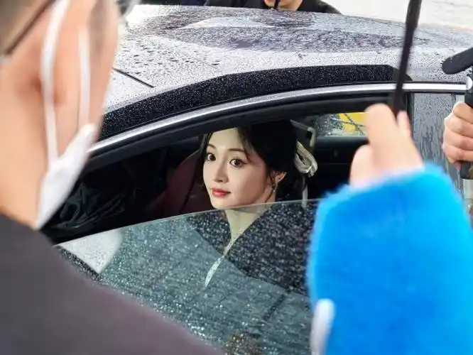 许佳琪雨中黑猫##周洁琼许佳琪外滩同框