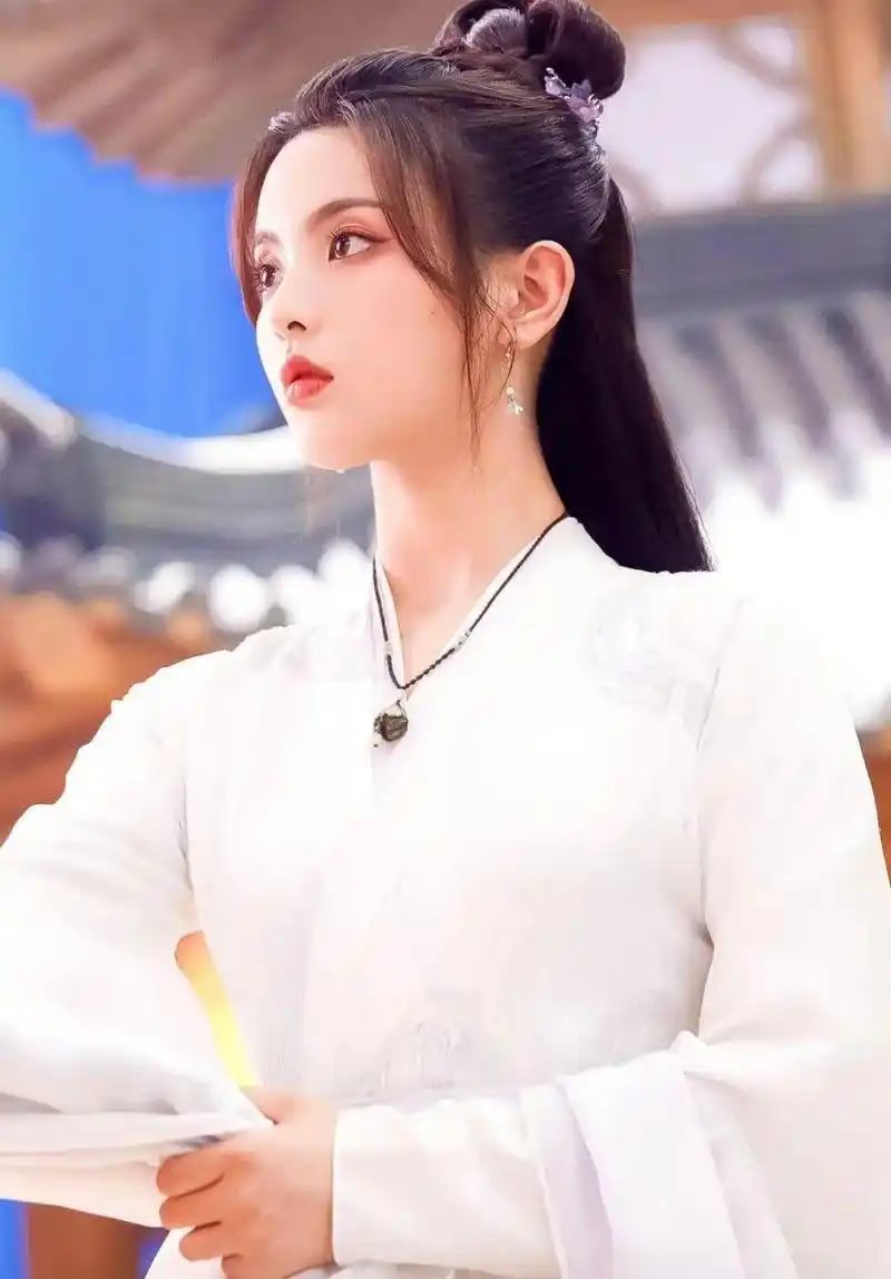 杨超越的古装造型惊艳到我了!网友评价:高配版花千骨,很养眼.