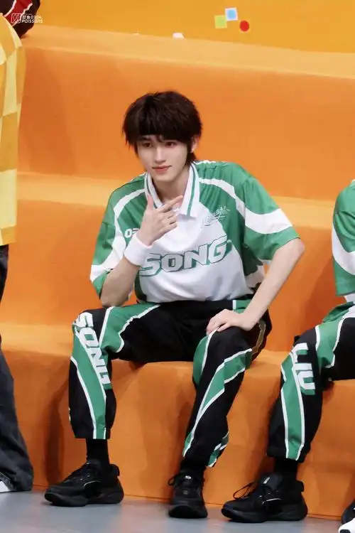 宋亚轩超话  撒娇小猫or帅气耶耶    #宋亚轩 海胆头#  #今日星拍放送