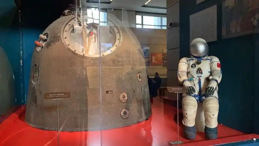 国家博物馆藏 神舟五号载人飞船返回舱和杨利伟穿的航天服杨利伟椅