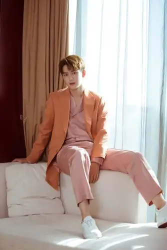 之后熊梓淇活跃在影视圈和音乐圈,拍摄有作品《终极游侠》《浪花一