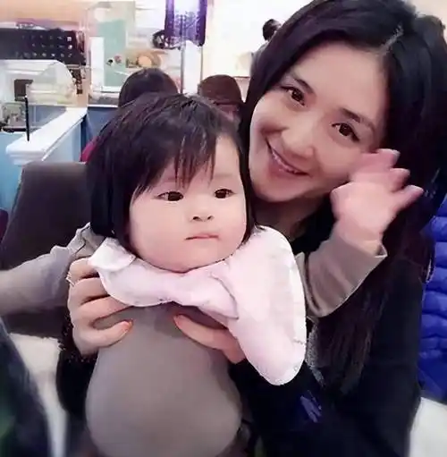 张杰谢娜带三娃现身乐园,谢娜露出腹部圆润似三胎,张杰举动暖心