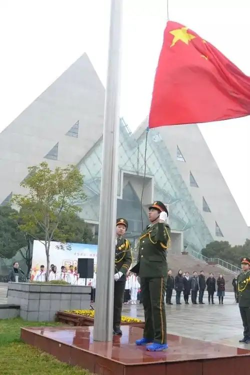 教育 正文 ▲青少年们注视着五星红旗缓缓升起 现场的青少年及大学生