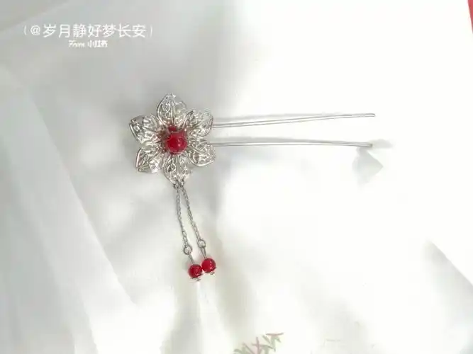 现在只有固定珠子的地方(不确定是铜丝还是铁丝),有一点变黑#发簪