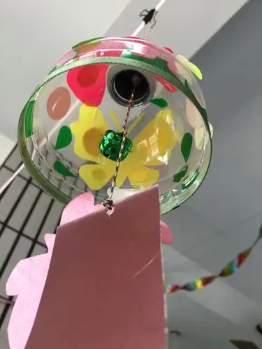 每个大的饮料瓶,经过巧手创意加工都能变成美丽的风铃.