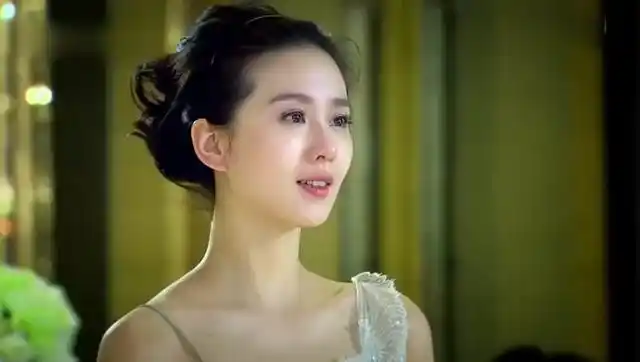 步步惊情:婚礼正在顺利进行,屏幕上突然出现康司瀚和张晓的照片