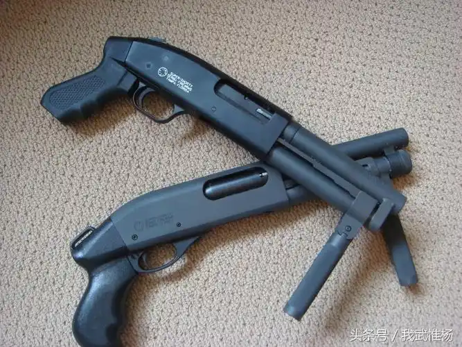 和普通的霰弹枪一对照,超级矮子霰弹枪就显得非常袖珍了使用的子弹有