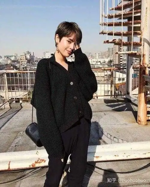 短发确实更适合酷酷的look,比如全黑穿搭或者是有一点男孩风格的打扮