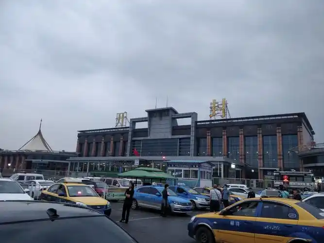 前晚乘k153,早6点25到开封,天有点阴. 火车站有点破破烂烂.