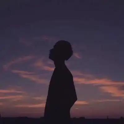 情侣头像分开一人一半真人