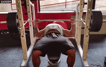 每次卧推动作过程在底部停留!然后再进行动作!