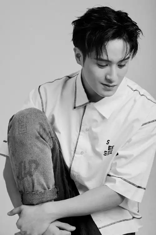 牛子藩超话近日,@牛牛牛子藩时尚写真上线,白色衬衫搭配深色牛仔裤