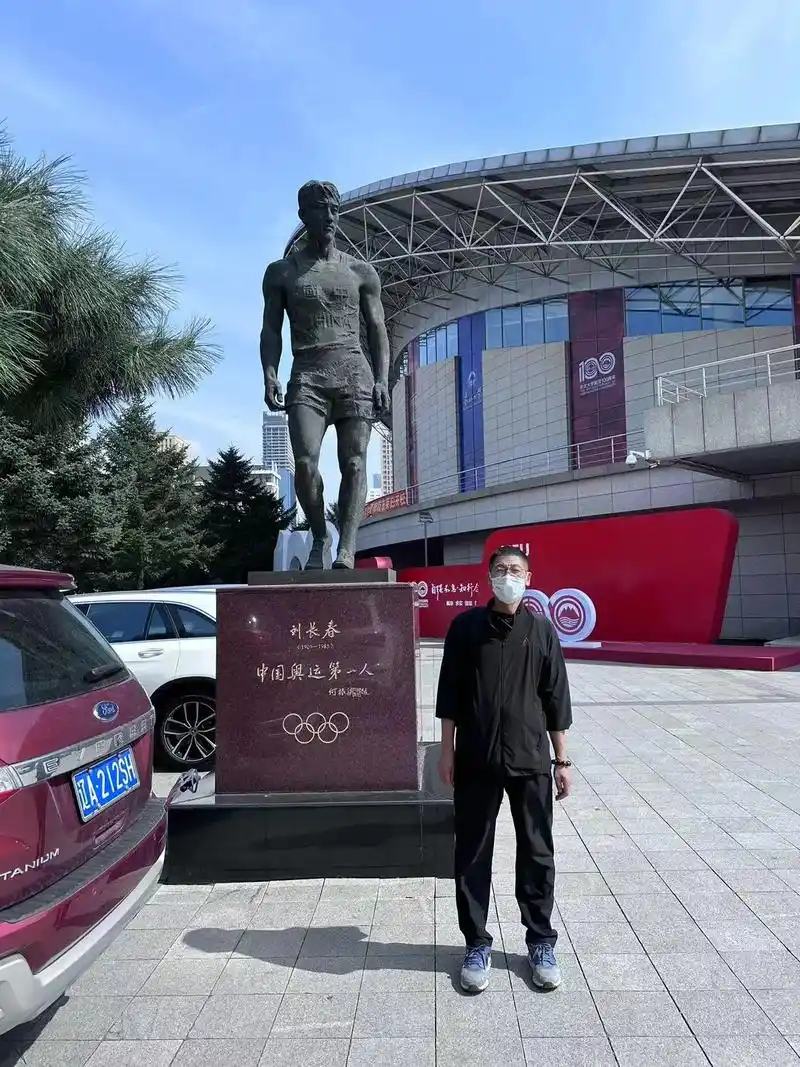 东北大学体育馆前的刘长春雕像.