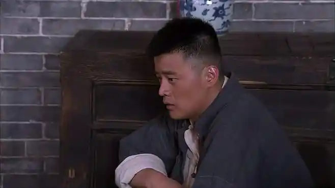 铁梨花:栓子掷色子又赢了,牛旦没办法,只能把媳妇让出-影视综视频