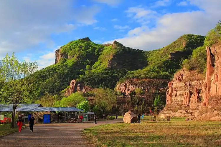 风景写实——晨曦下的承德僧冠峰