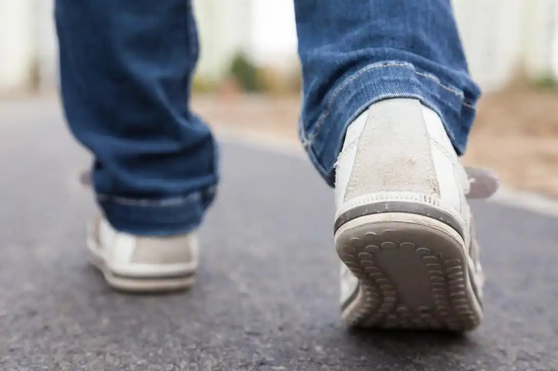 走路运动对鞋子衣服没有太高的要求,但注意选择一双具有足够弹性和