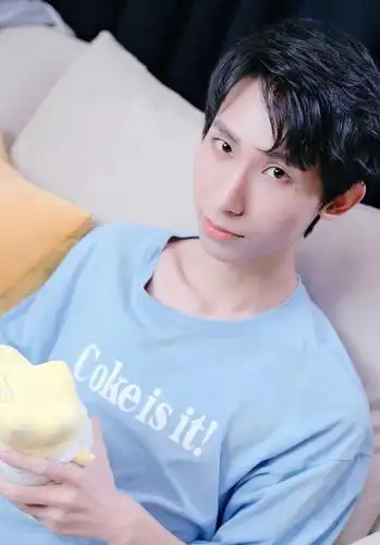 梦泪梦嫂深夜撒狗粮,梦嫂素颜献吻看呆网友,后排路人表情太真实