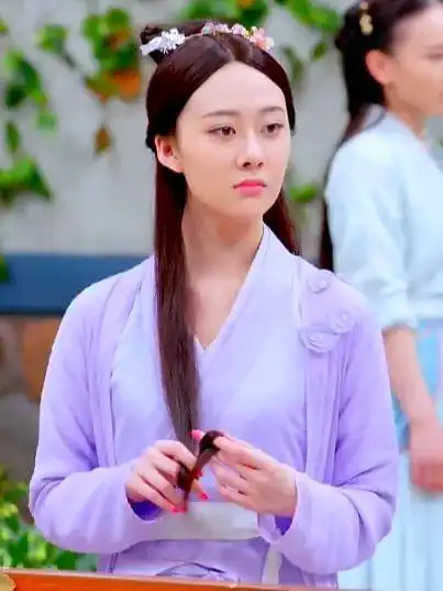 锦烛的扮演者名为曹曦月,1994年4月21日出生于湖北省武汉市,2013年