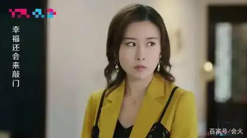 38岁"裴娜"毛俊杰罕露面,礼裙里穿秋裤身材太好,丈夫身份成谜