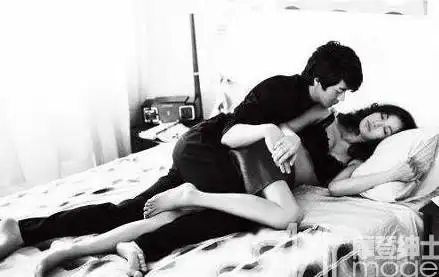 成龙热吻林凤娇 曝明星夫妻大尺度亲热照(组图)