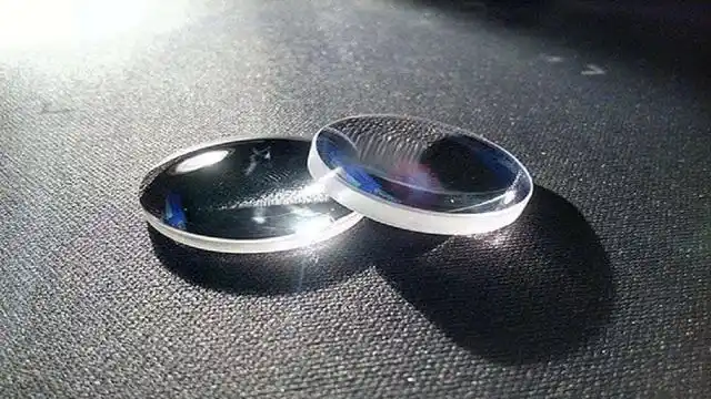 凸透镜是依据光的折射的原理发明的,它是一种中间厚,边缘薄的透明镜片