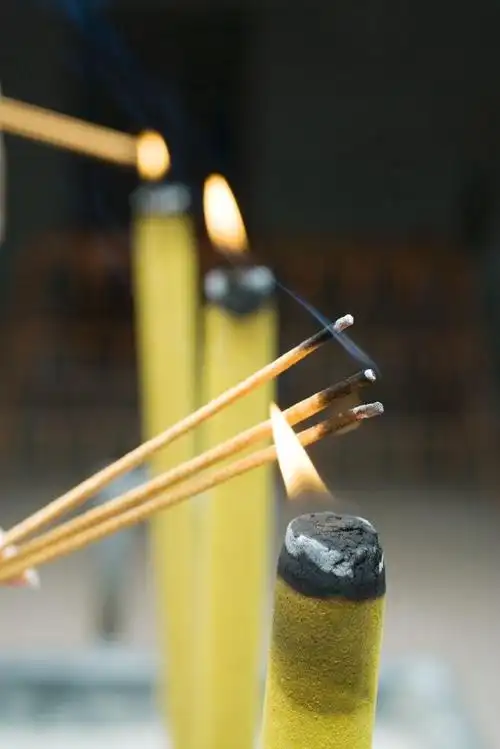 蓝色桌子上一双美女的手