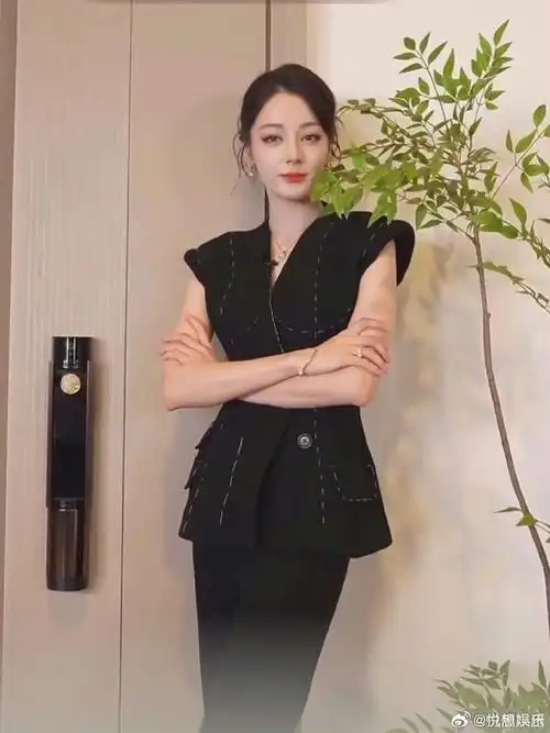 迪丽热巴无袖西装##迪丽热巴直播穿高定