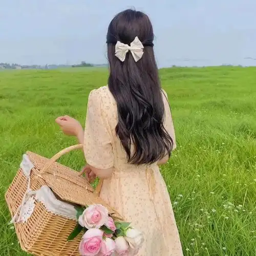 手捧着花春日女生头像