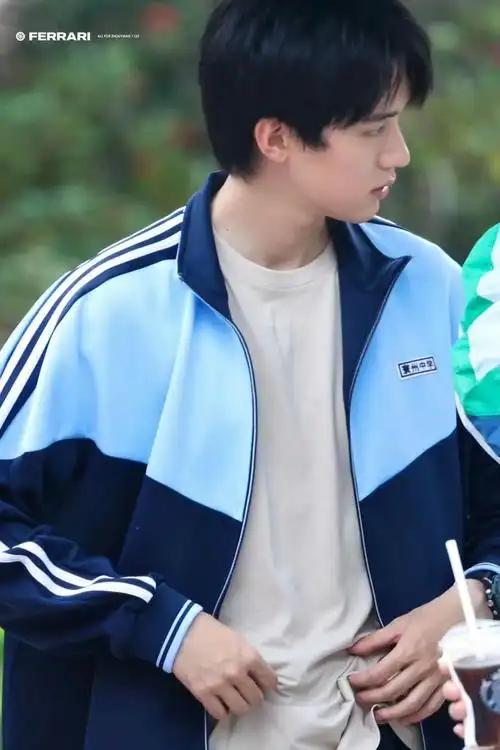 校服男神!#清纯男高 #周翊然 #焕羽  cr:水印 - 抖音