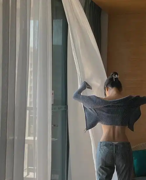 李菲儿晒后背上了热搜,这美背线条确实很好看很美