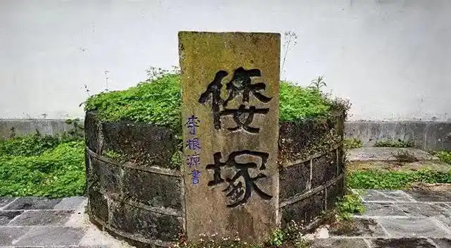 云南腾冲的倭冢修日军下跪雕像日本人多次要求拆除被拒