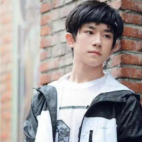 出道成绿叶,抗击各种争议,易烊千玺终逆袭成功,还有胖虎相伴