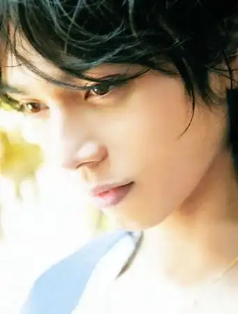 p>水岛宏,本名"齐藤智裕",1984年4月13日出生于日本东京.